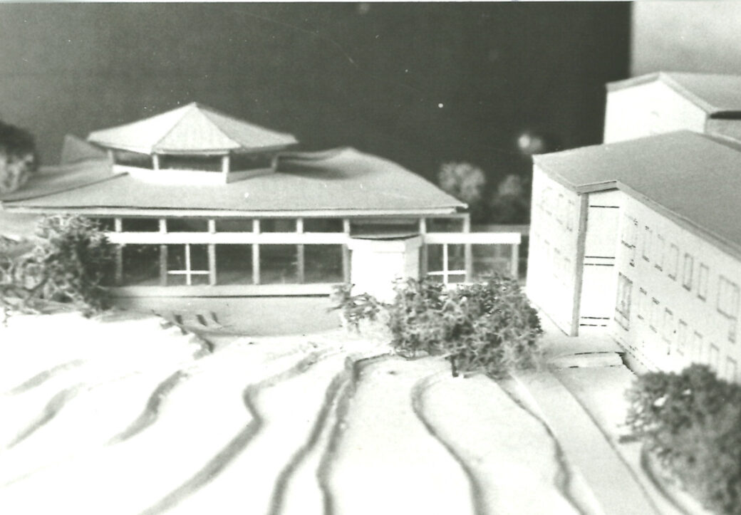 Modell av kårhuset och den nya flygeln (1985)